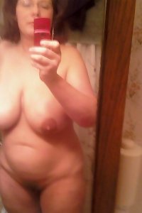a molten blond babe is nailing in her ass hole on the bed